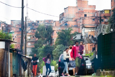 <p>Una calle transitada en una favela de São Paulo</p>