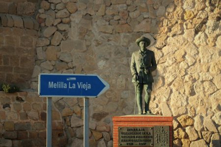 <p>Estatua de Francisco Franco antes de ser Caudillo a las puertas de la Melilla histórica.</p>