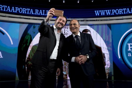 <p>El ministro del Interior italiano, Matteo Salvini, junto al presentador Bruno Vespa en un programa de televisión. 20 de junio de 2018. </p>