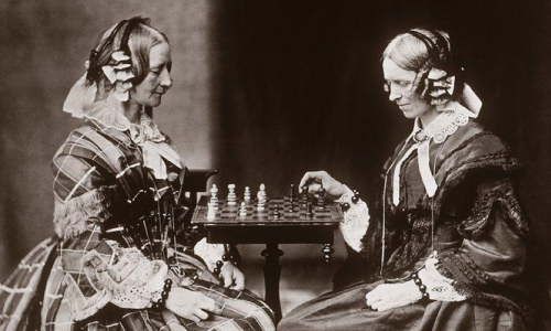 <p>Henrietta y Margaret Lutwidge jugando al ajedrez.</p>
