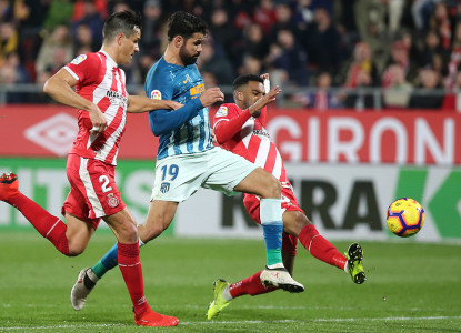<p>Ramalho pugna con Diego Costa y acaba marcando en propia. Gol del Atlético de Madrid en el minuto 83.</p>