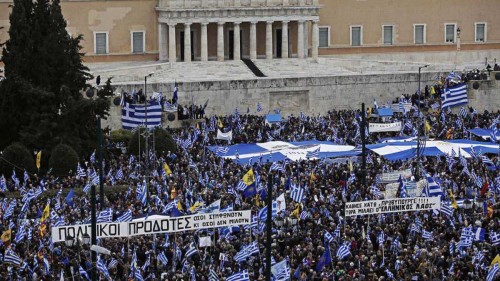 <p>Miles de griegos manifestandose contra el cambio de nombre de Macedonia en Atenas el pasado 20 de enero.</p>
