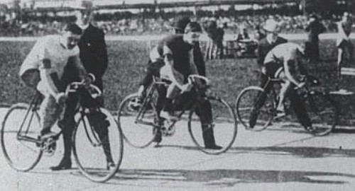 <p>Final de 2.000 metros sprint en París, 1900. Fernando Sanz, en el centro de la imagen.</p>