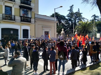 <p>Un grupo de ciudadanos chinos protestan ante la Fundación BBVA en Madrid. </p>