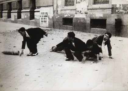 <p>Jóvenes huyendo de un proyectil caído en la Gran Vía, Madrid.</p>