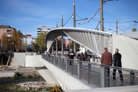 <p>Puente sobre el río Ibar, en la segregada ciudad de Mitrovicë, en 2017.</p>