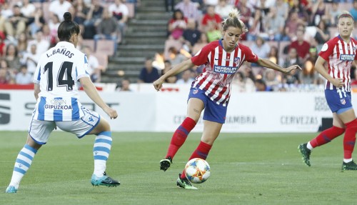 <p>Ángela Sosa (Atlético de Madrid) controla el balón en el centro del campo durante la final de la Copa de la Reina 2019 ante la Real Sociedad.</p>