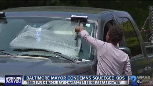 <p>Un limpiador de coches en Baltimore. imagen del canal WMNAR-2 NEWS / Youtube.</p>