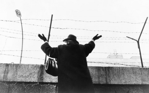 <p>Una mujer saluda sus familiares a través del Muro en Berlín Este (1961).</p>