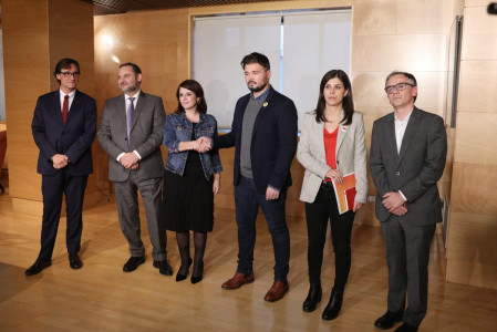 <p>Salvador Illa (PSC), José Luis Ábalos (PSOE), Adriana Lastra (PSOE), Gabriel Rufián (ERC), Marta Vilalta (ERC)</p>
<p>y Josep Maria Jové (ERC) tras la primera reunión entre PSOE y ERC, 29 de noviembre.</p>