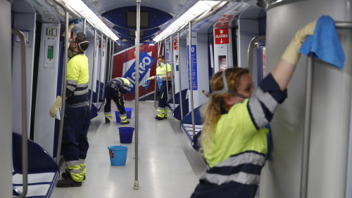 <p>Personal de limpieza de Metro de Madrid desinfecta un vagón.</p>