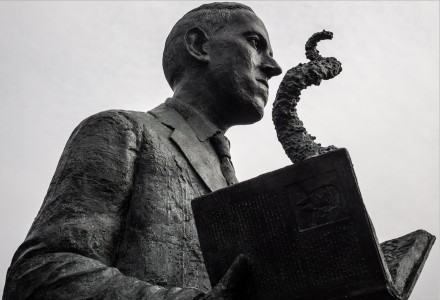 <p>Estatua de Lovecraft en Providence, Rhode Island (EE.UU), esculpida por el artista Gage Prentiss.</p>