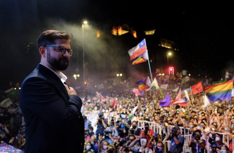 <p>Gabriel Boric celebra su victoria en las elecciones de Chile (2021).</p>