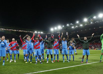 <p>La plantilla del Atlético celebra la clasificación ante el Manchester United con la afición desplazada a Old Trafford.</p>