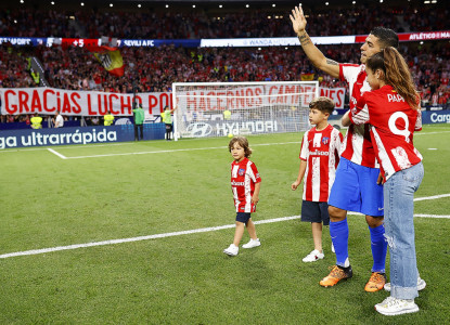 <p>Suárez, saludando al Wanda Metropolitano.</p>