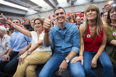 <p>Pedro Sánchez, en el mitin de fin de campaña del PSOE, junto a su mujer, Begoña Gómez, que lleva una chapa que dice 'Perra Sanxe'. / <strong>Eva Ercolaense / PSOE</strong></p>