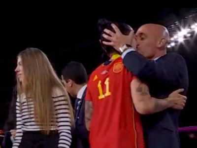 <p>El momento durante la entrega de medallas en el que Rubiales agrede a la jugadora Jennifer Hermoso. / <strong>RTVE</strong></p>