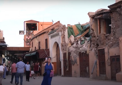 <p>Gente paseando por la calle tras el terremoto de Marrakech-Safí ocurrido el pasado día 8 de septiembre. / <strong>CNN</strong></p>