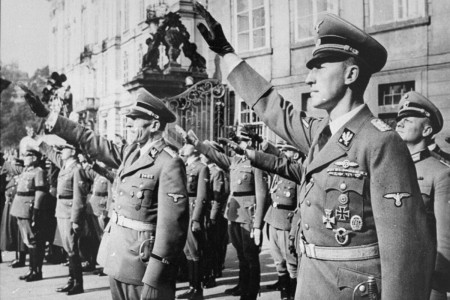 <p>Toma de posesión de Reinhard Heydrich como gobernador del protectorado de Bohemia y Moravia. / <strong>Holocaust Encyclopedia</strong></p>