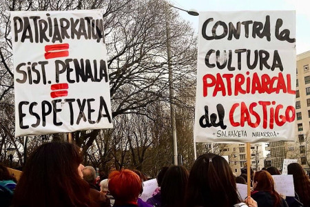 <p>Manifestantes a favor de los derechos de la mujeres presas, durante el 8M de 2021. / <strong>Salhaketa Nafarroa</strong></p>