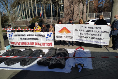 <p>Acto de protesta de la plataforma 'Verdad y Justicia en las Residencias de Mayores'. / <strong>X (@VyJ_7291)</strong></p>