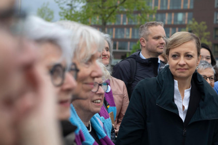 <p>La abogada Cordelia Bähr junto a representantes de la Asociación Suiza de Mujeres Mayores por el Clima en Estrasburgo. / <strong>Miriam Künzli (Greenpeace)</strong></p>
<p> </p>