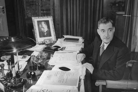 <p>António de Oliveira Salazar sentado en su escritorio, en 1940. / <strong>Bernard Hoffman</strong></p>