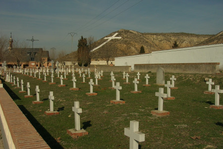 <p>Vista general de la Fosa II en el cementerio de las Matanzas de Paracuellos. En segundo plano, la ermita y, al fondo, la gran cruz visible desde el aeropuerto de Barajas. / <strong>SanchoPanzaXXI</strong></p>