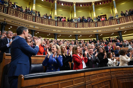 <p>Pedro Sánchez recibe el aplauso de la bancada socialista tras ser investido presidente el pasado 16 de noviembre. / <strong>Borja Puig de la Bellacasa</strong></p>