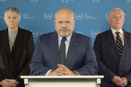 <p>El fiscal de la CPI, Karim Ahmad Khan, durante la lectura de la orden de detención, el 20 de mayo. / <strong>Corte Penal Internacional</strong></p>