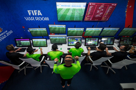 <p>Equipo de videoarbitraje durante un encuentro del Mundial de Catar. / <strong>FIFA</strong></p>