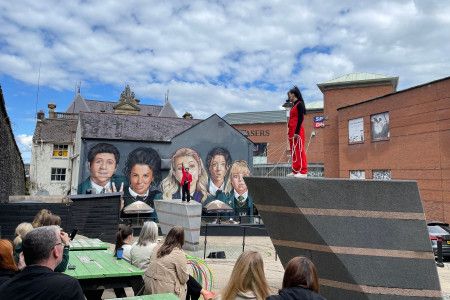 <p>Jolanda Bazzi y Laila el Bazi representando un montaje de danza delante del mural de las Derry Girls. Derry, Irlanda del Norte. / <strong>L. G.</strong></p>