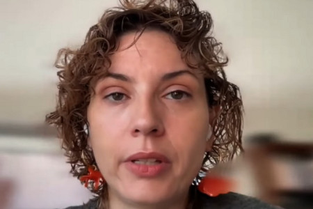 <p>Mira Turajlić, durante una intervención en la que presenta su documental <em>No Alineados: escenas de las bobinas de Labudović</em>. / <strong>YouTube (Progressive International)</strong></p>