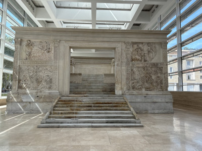 <p>Vista frontal del Ara Pacis. / <strong>G.M.</strong></p>