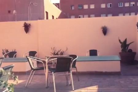 <p>Fotograma del vídeo promocional de una <em>llar</em> residencia. / <strong>YouTube (Llar Residencia el Maresme)</strong></p>