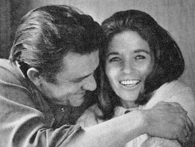 <p>Johnny Cash y su esposa June Carter Cash en 1969. Recorte de una fotografía de Joel Baldwin para la revista LOOK. /<strong> Library of Congress (Dominio público)</strong></p>
