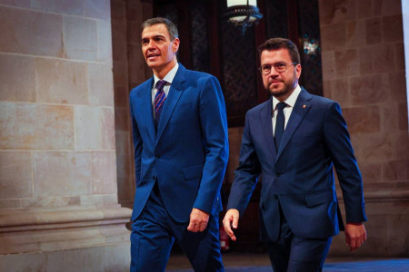 <p>Pedro Sánchez y Pere Aragonès, durante la reunión en la que han pactado el traspaso del IMV, 24 de julio de 2024. / <strong>X (@perearagones)</strong></p>