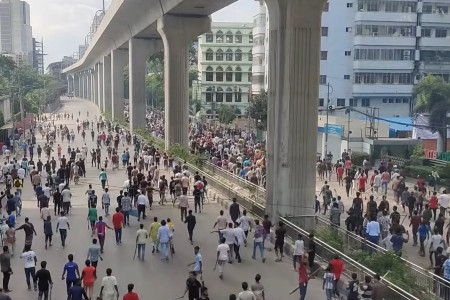 <p>Imagen de las protestas ciudadanas en Bangladesh contra la ex primera ministra Sheikh Hasina. / <strong>YouTube (The Quint)</strong></p>