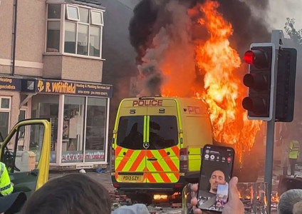 <p>Furgoneta en llamas durante los disturbios de Southport (Inglaterra) en julio de 2024. / <strong>StreetMic LiveStream</strong></p>