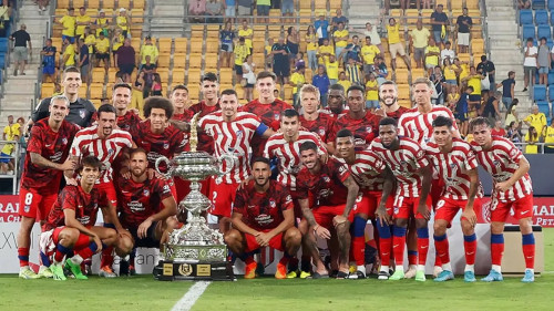 <p>Los jugadores del Atlético posan con el Trofeo Carranza 2022. / <strong>Atlético de Madrid</strong></p>