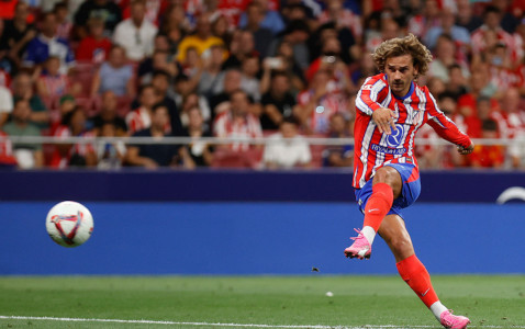 <p>Con este lanzamiento de falta, Griezmann marcó el 1-0 para los colchoneros. / <strong>Ángel Gutiérrez (Club Atlético de Madrid)</strong></p>