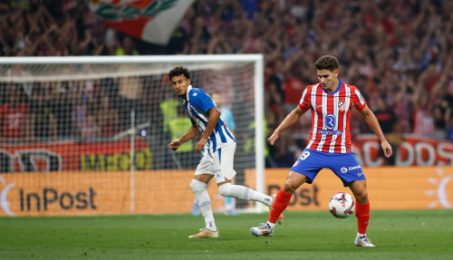 <p>Julián Álvarez controla un balón ante la mirada de El Hilali. / <strong>Ángel Gutiérrez (Club Atlético de Madrid)</strong></p>