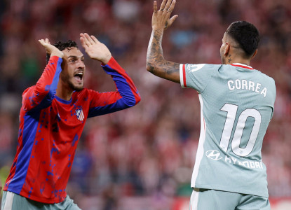 <p>Koke felicita a Correa tras el 0-1 definitivo. / <strong>Ángel Gutiérrez</strong></p>