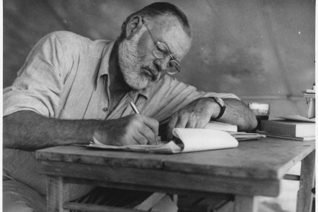 <p>Ernest Hemingway escribiendo en un campamento en Kenia, 1953. / <strong>Look Magazine</strong></p>