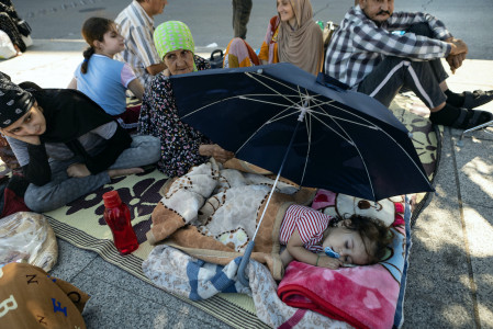 <p>Una niña que ha huido de su casa por los ataques israelíes sobre Dahie, duerme junto a su familia en una de las calles del centro de Beirut. / <strong>M. M.</strong><em><br /></em></p>