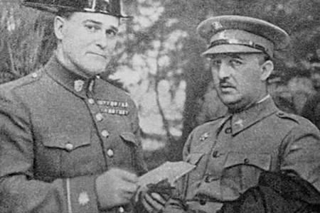 <p>Lisardo Doval, responsable de la represión en Asturias (1934), con Franco. / <strong>Wikipedia</strong></p>