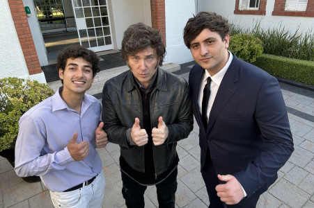 <p>Javier Milei y los influencers Matias Vicents y Fran Fijap posan en la Quinta de Olivos, el pasado 10 de octubre. / <strong>Cuenta de Tw @FranFijap</strong></p>