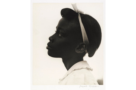 <p>Chica joven de perfil. Fotografía de Consuelo Kanaga (1948). / <strong>Brooklyn Museum</strong></p>