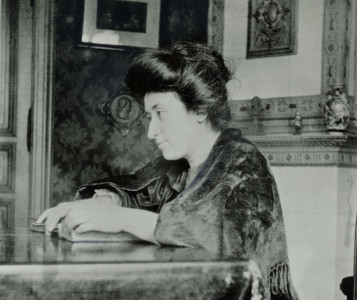 <p>Rosa Luxemburgo, en su casa de Berlín, en 1907. </p>