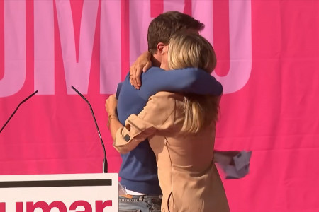 <p>Íñigo Errejón y Yolanda Díaz se abrazan durante un mitin de Sumar en Gijón, junio de 2024. / <strong>YouTube (RTVE)</strong></p>